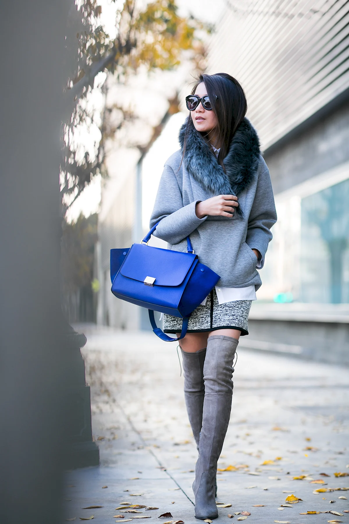 Девушка в пальто