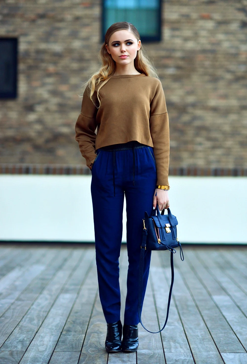 Бежевые брюки и синий верх