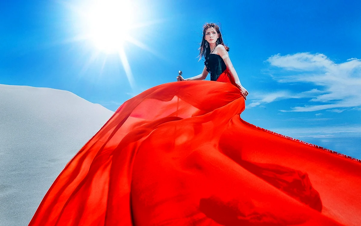 Девушка в Красном