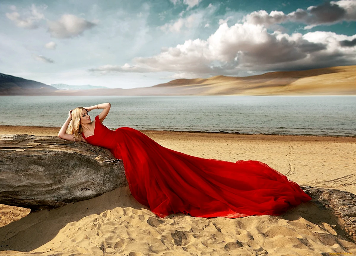 Девушка в длинном платье