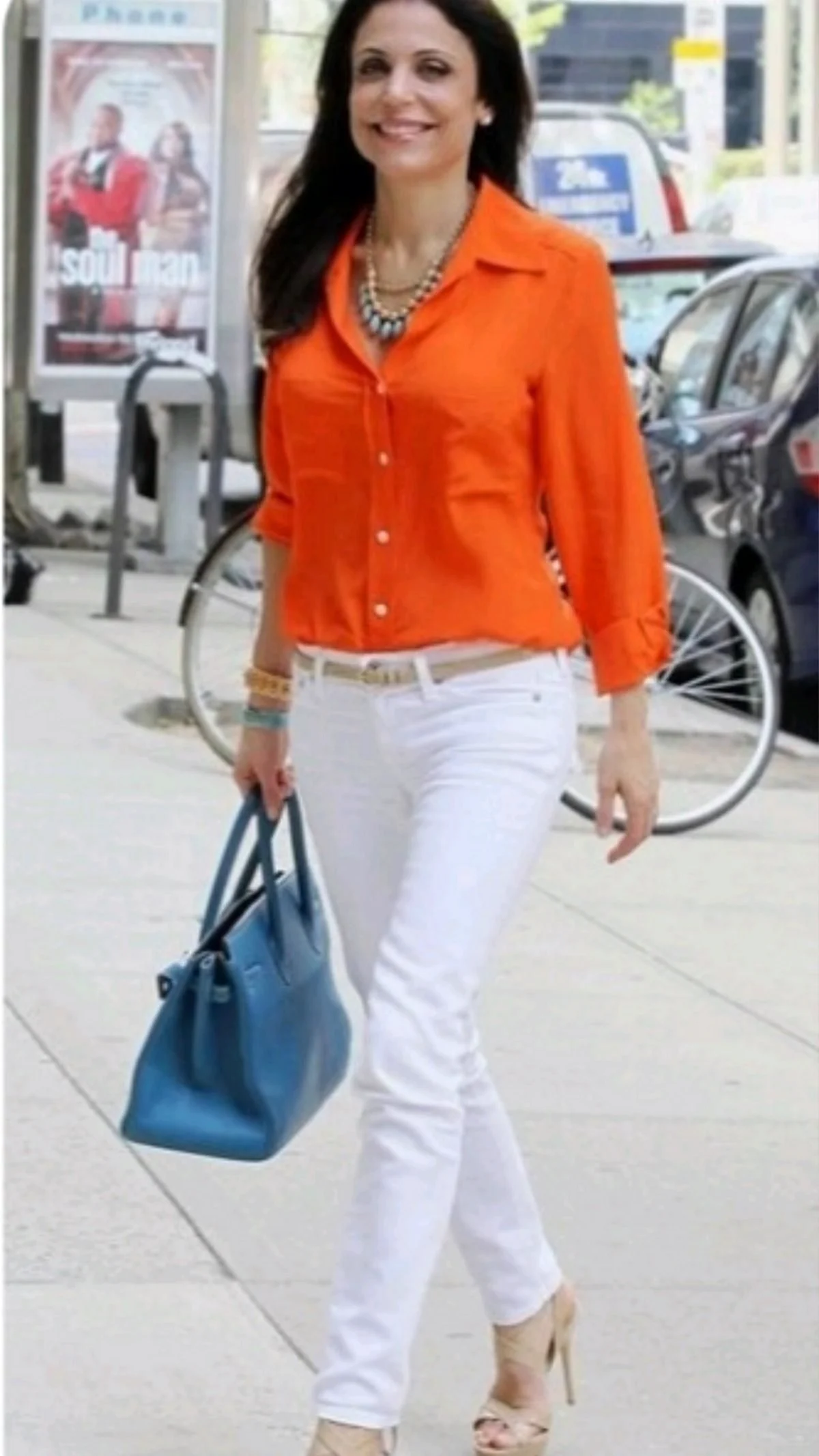 Блузка с оранжевыми брюками