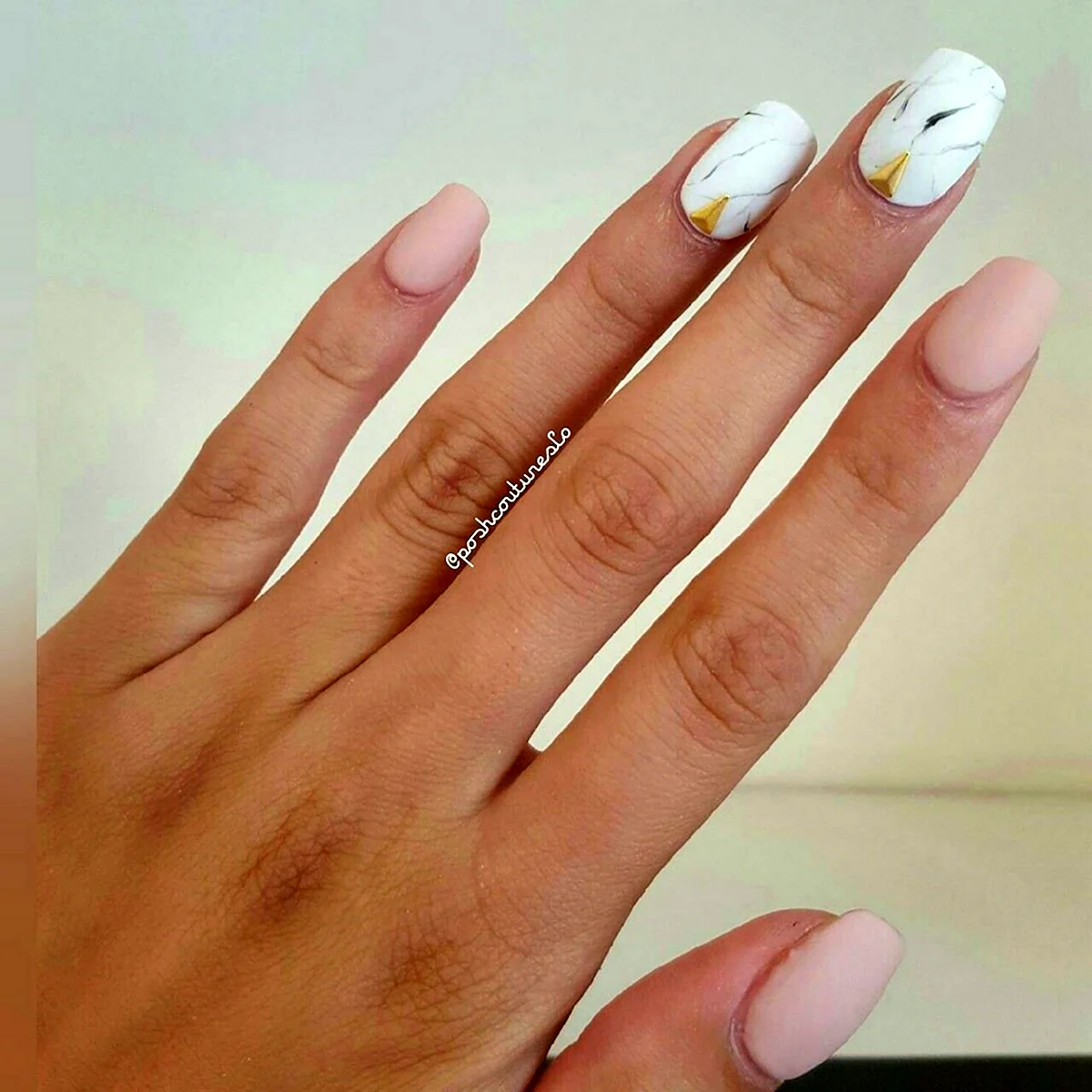 Матовый молочный маникюр с мрамором