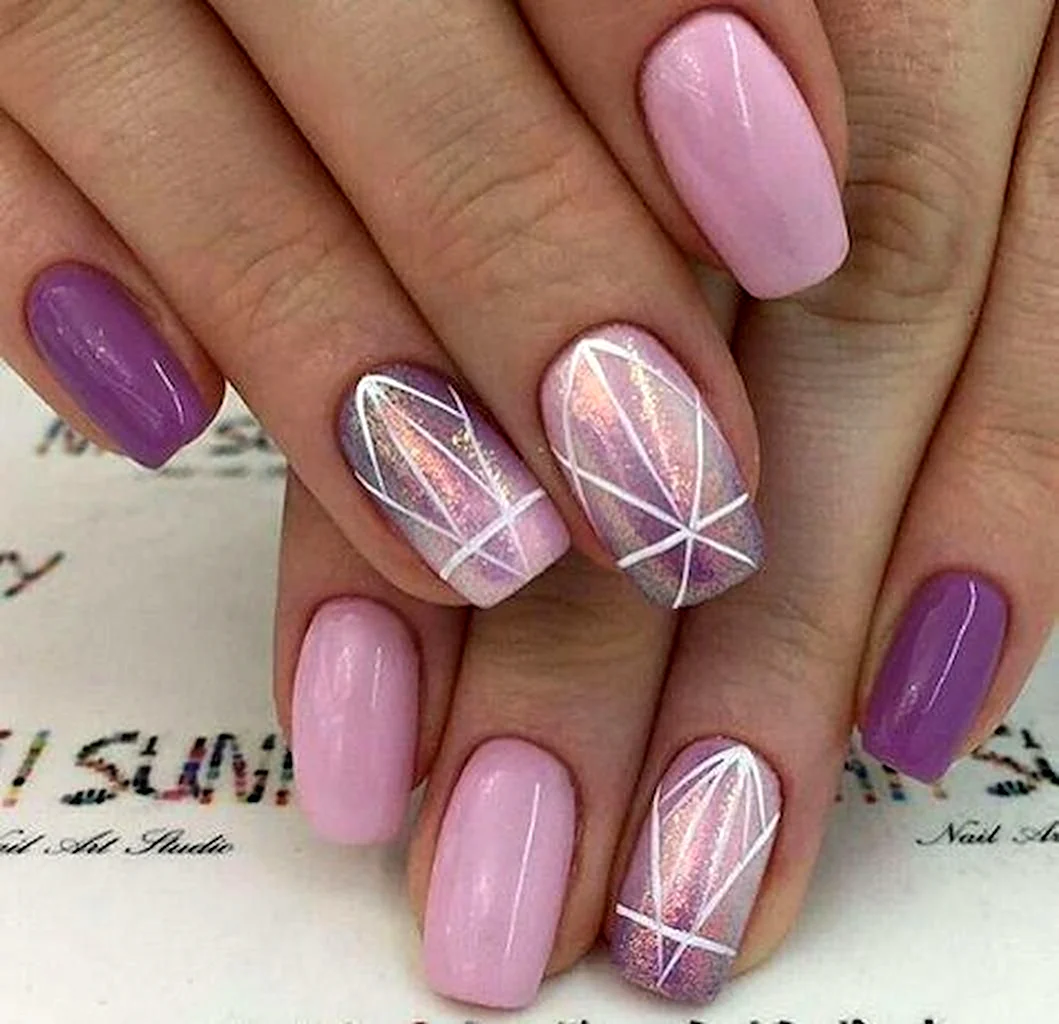 Маникюр розовый с сиреневый и геометрией