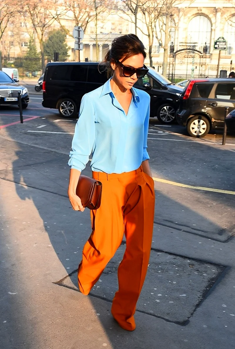 Виктория Бекхэм в голубом и оранжевом