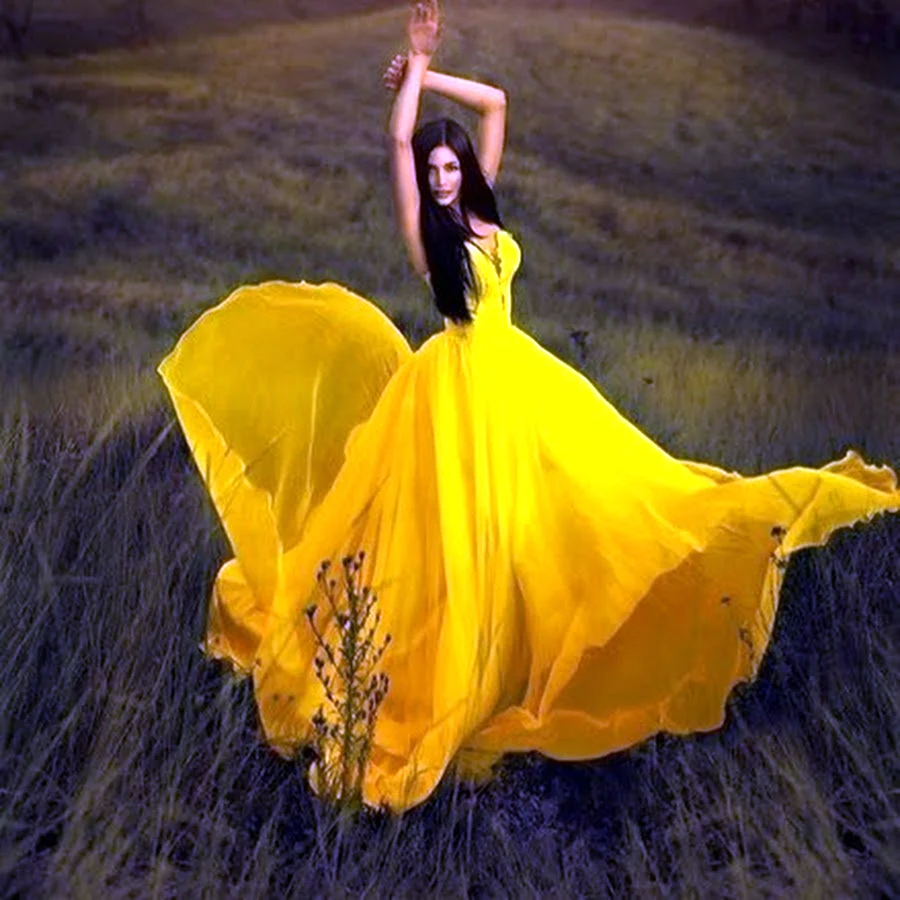 Девушка в желтом платье