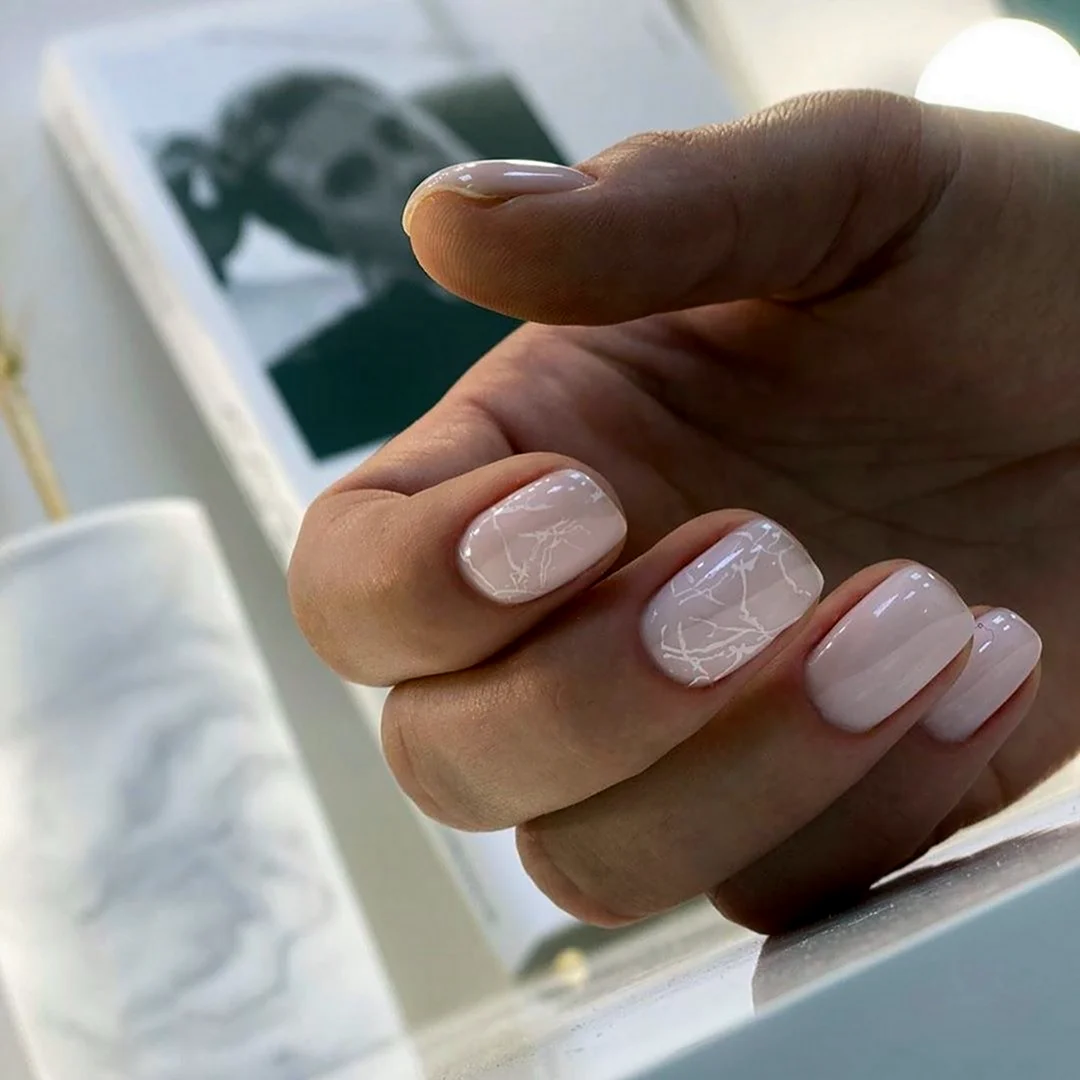 Молочный мраморный маникюр