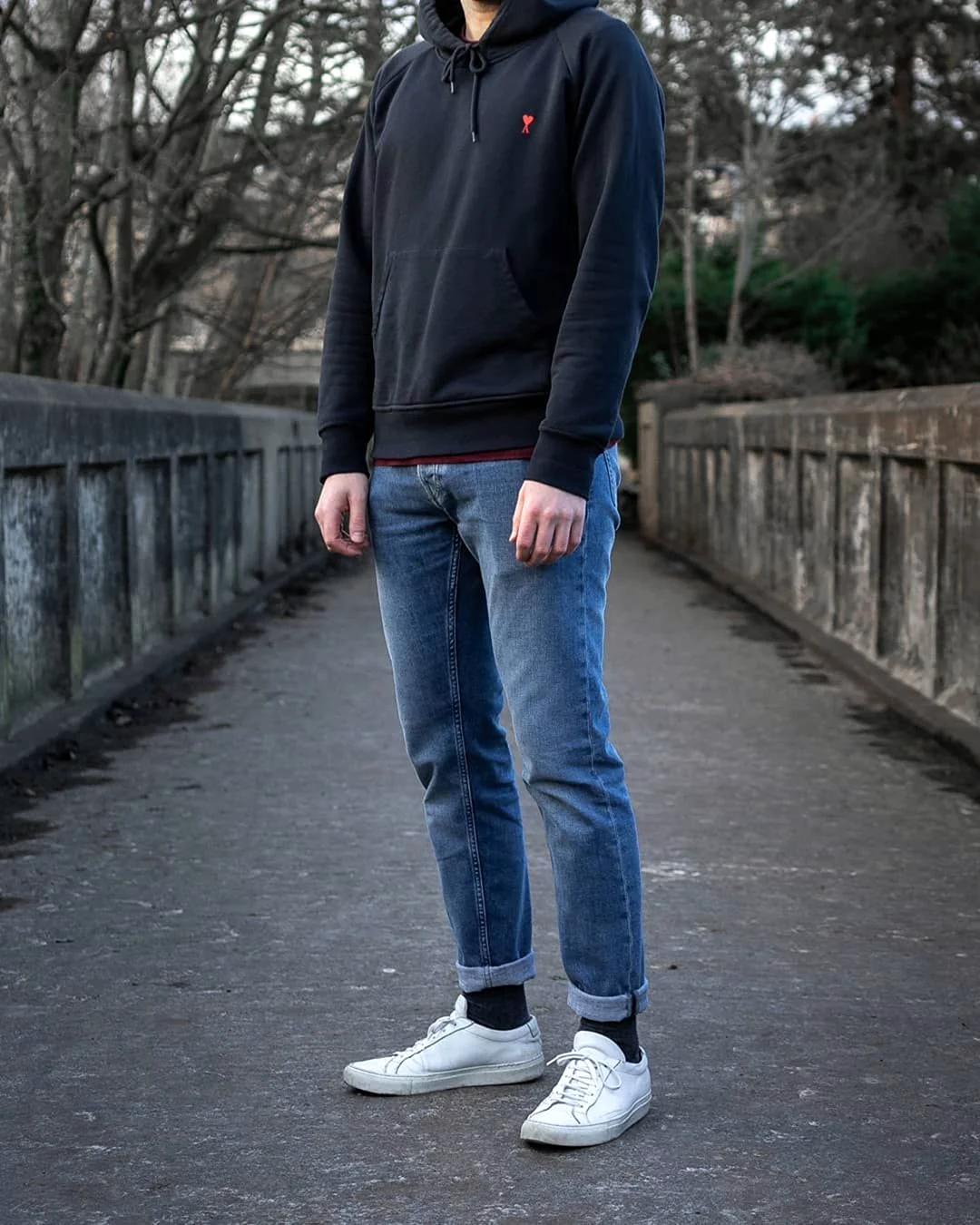 Худи с синими джинсами мужские