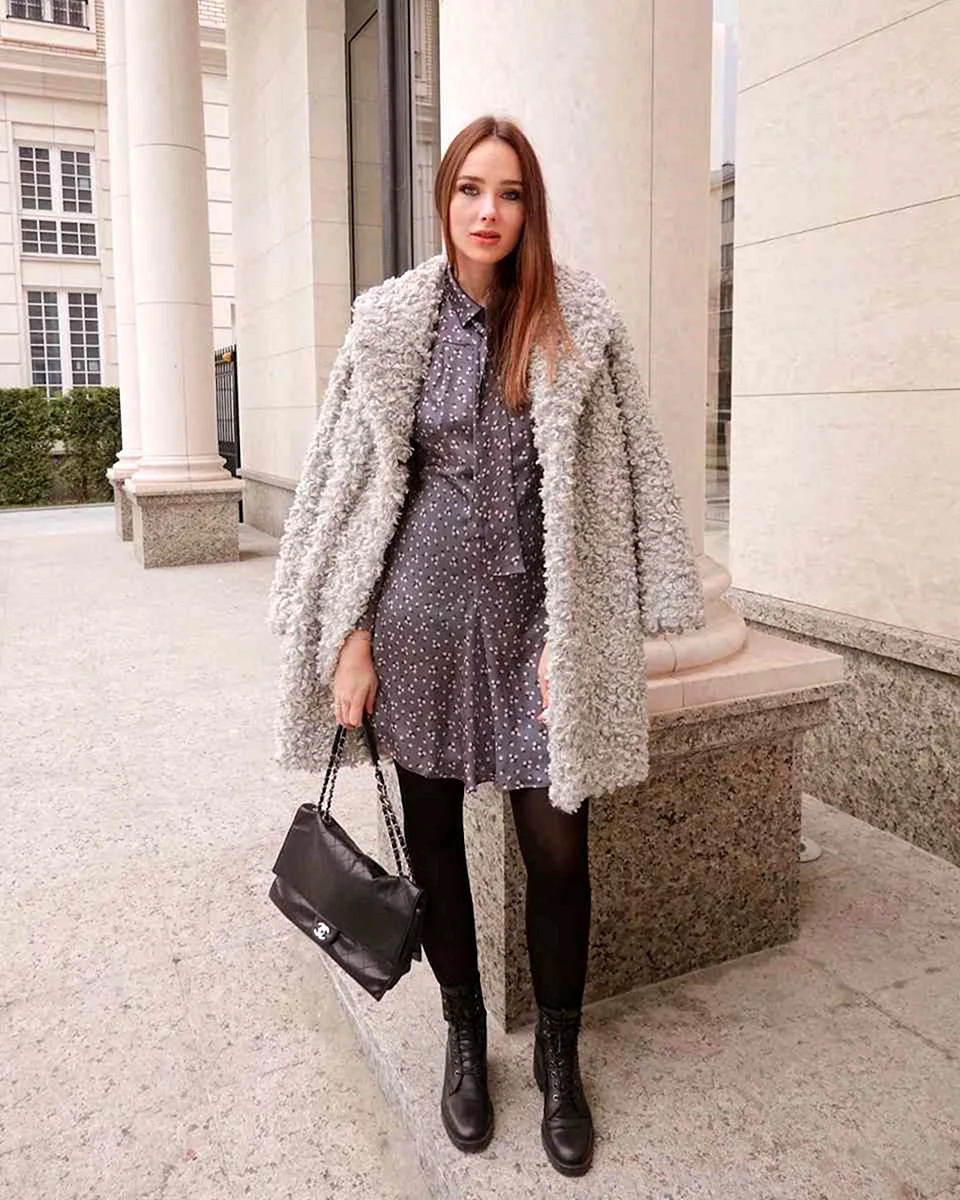 Пудровая шубка с сапожками