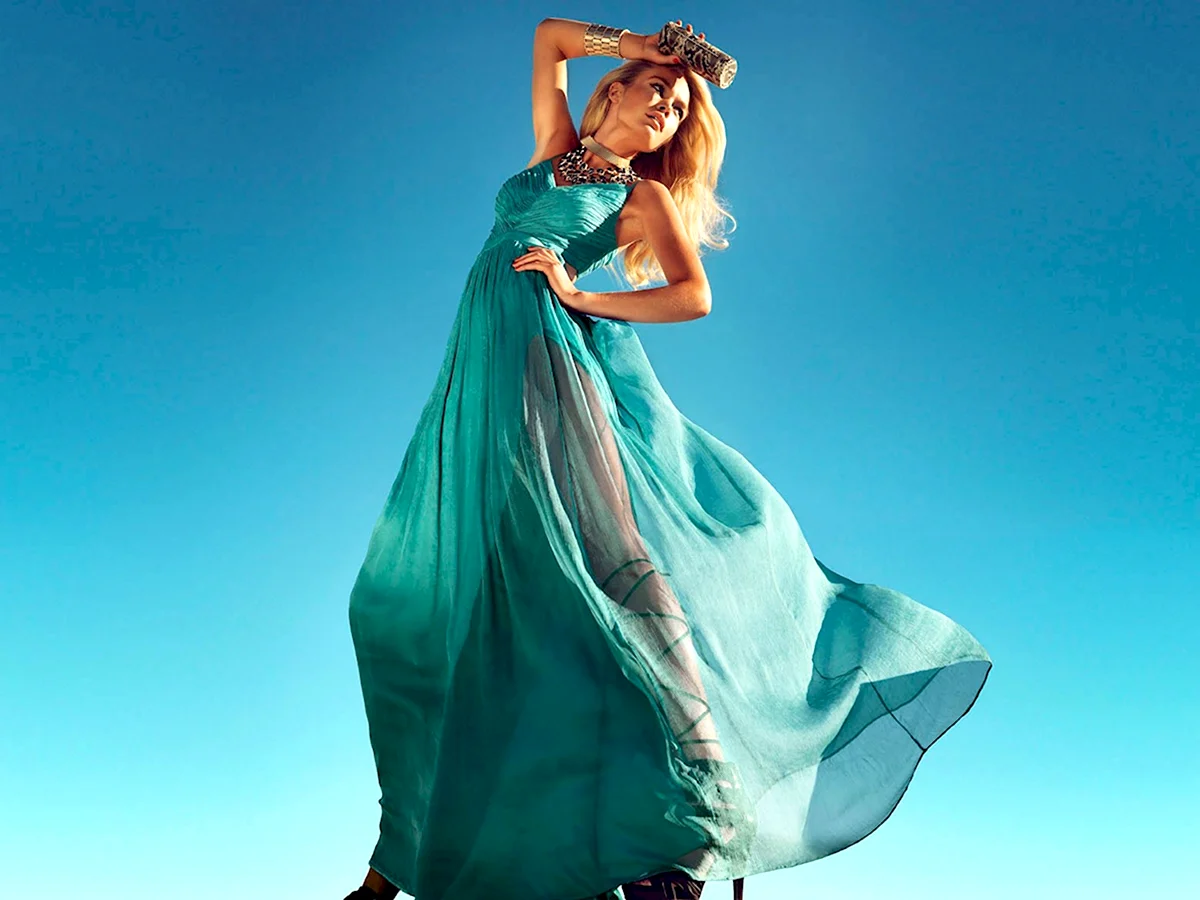 Девушка в бирюзовом платье