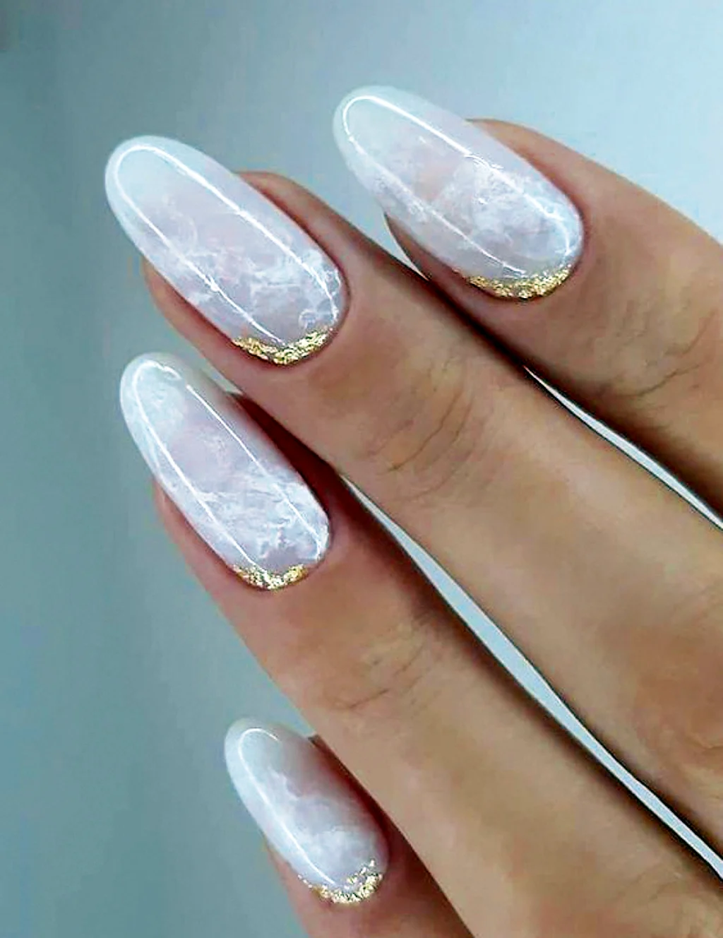 Молочный маникюр с мрамором