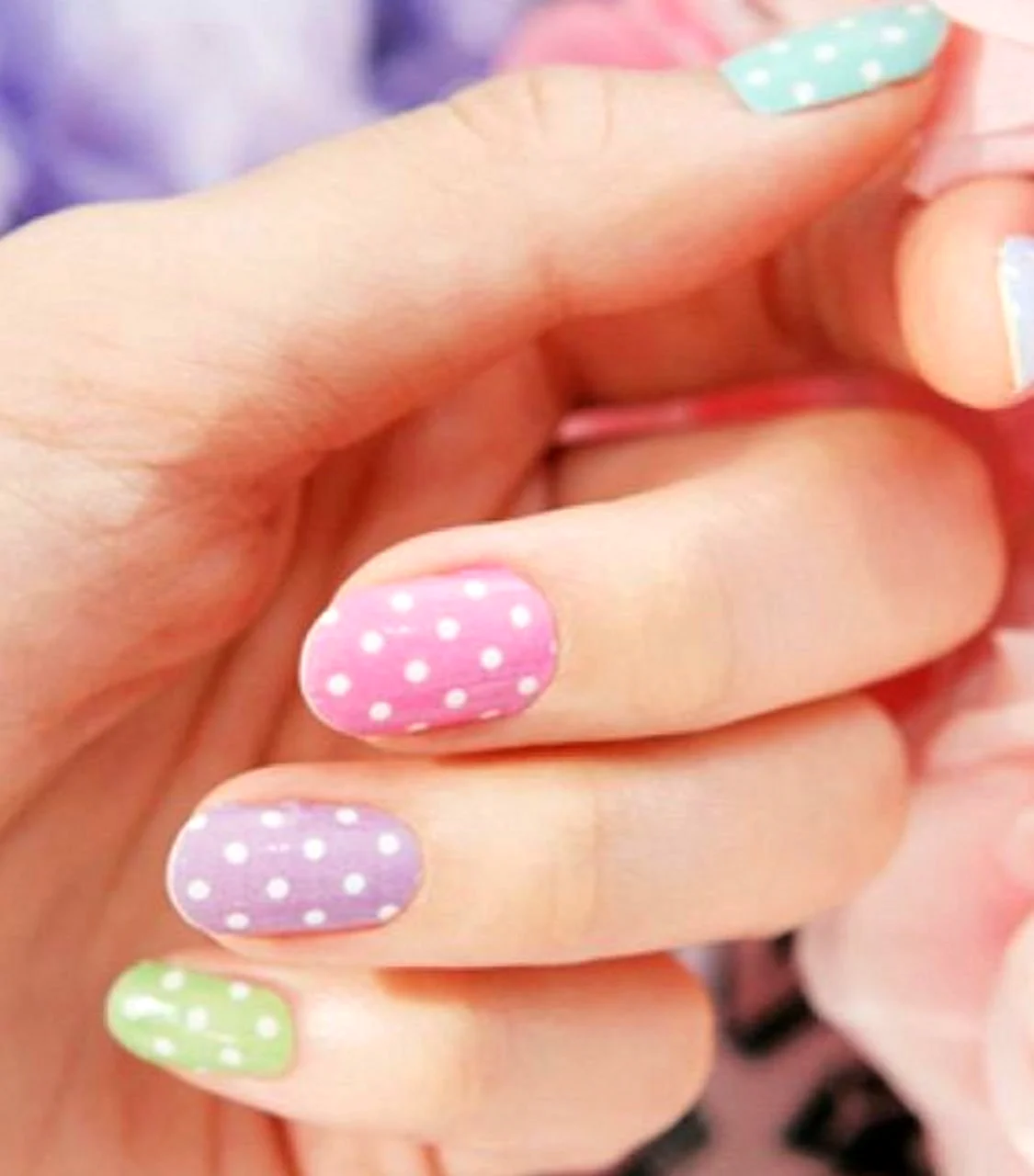 Маникюр в горошек пастельные тона
