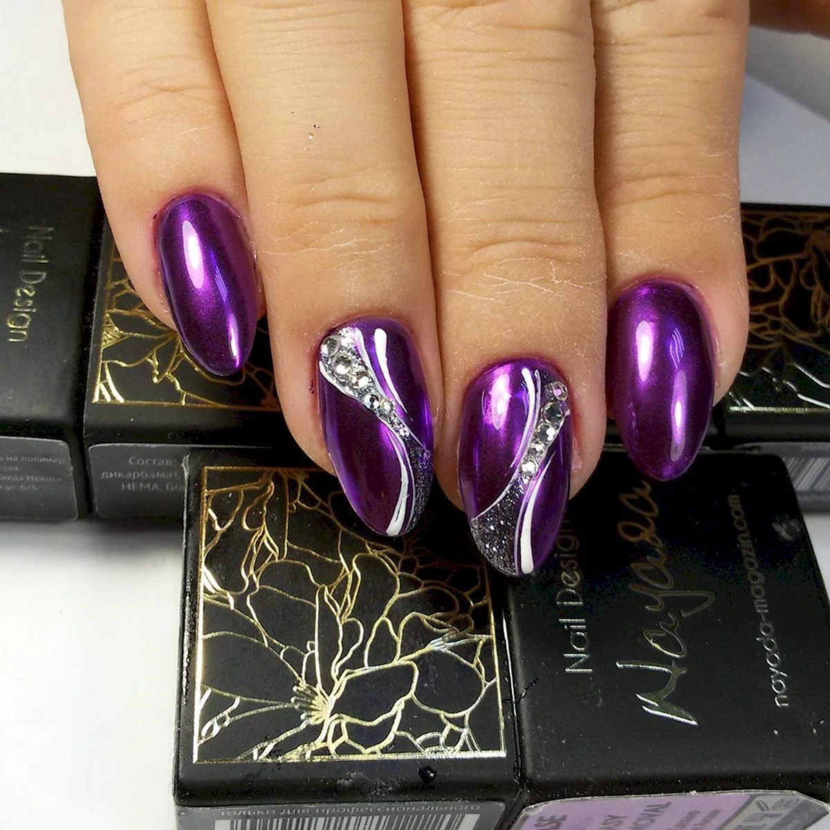 Маникюр фиолетовый с золотом