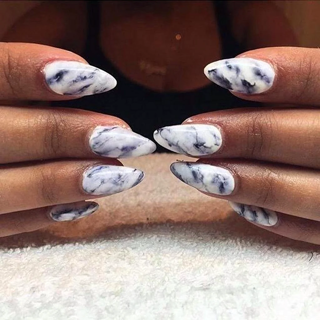 Молочные ногти с мрамором