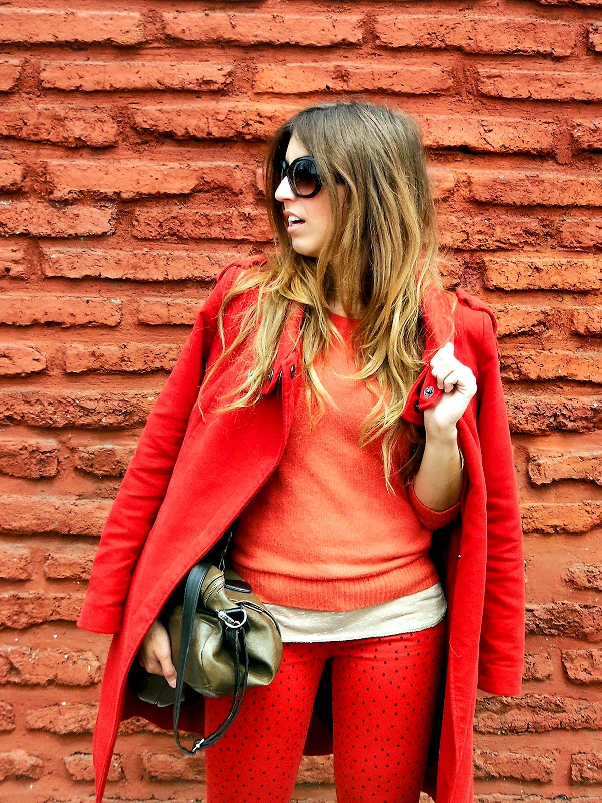 Джинсы с оранжевым свитером