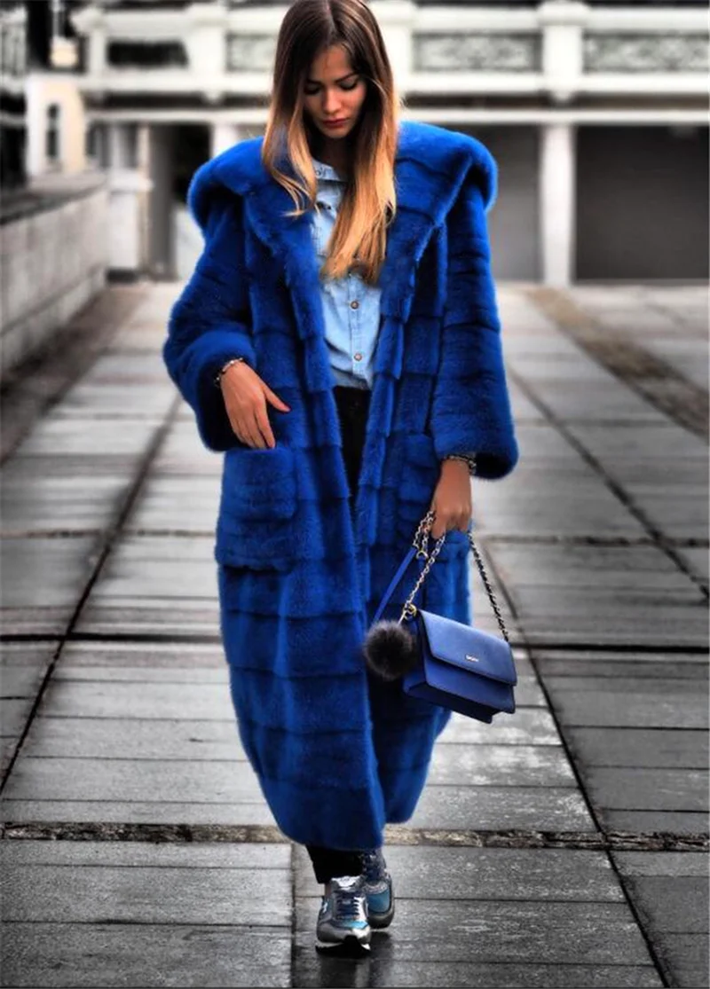 Синяя длинная шуба