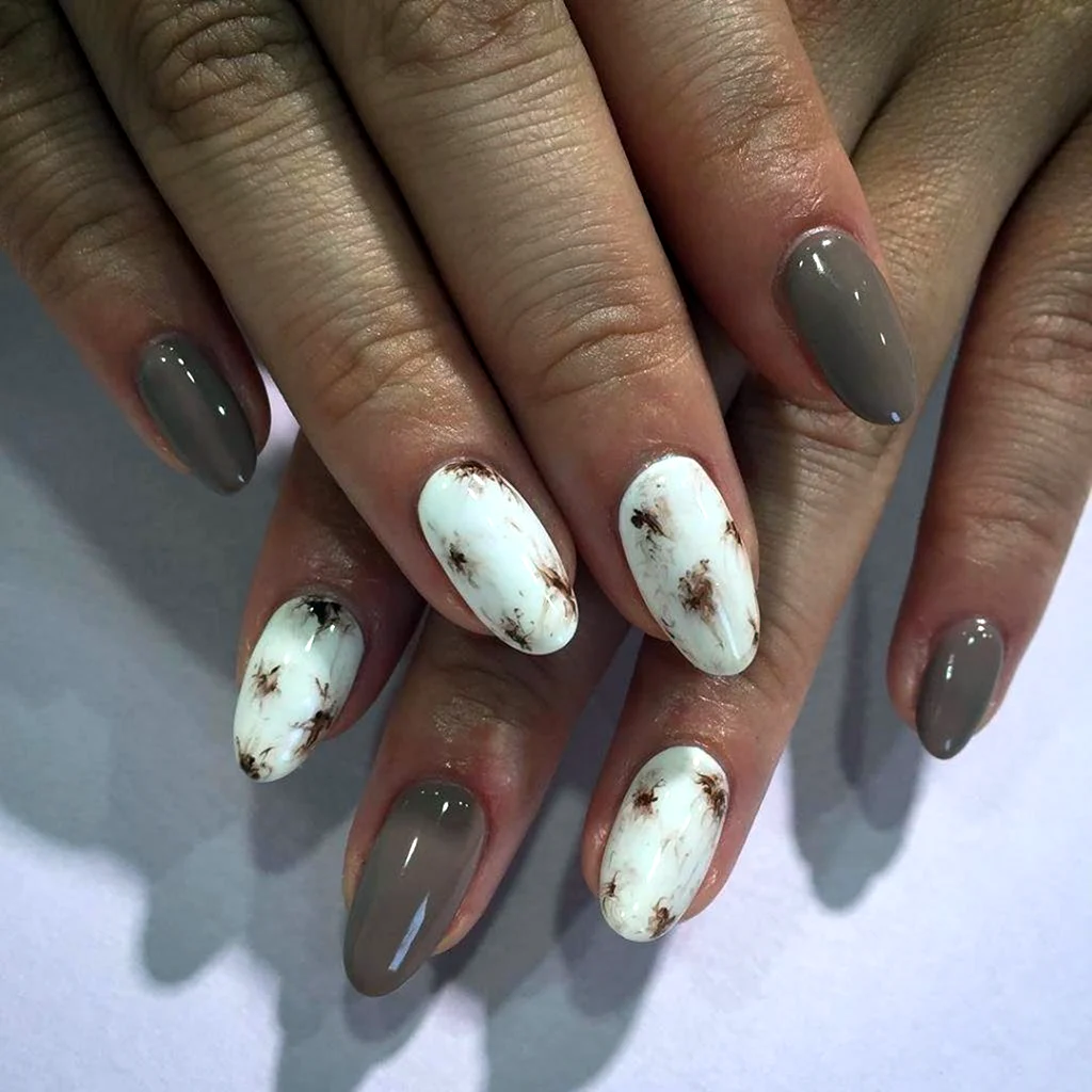 Маникюр коричневый мрамор
