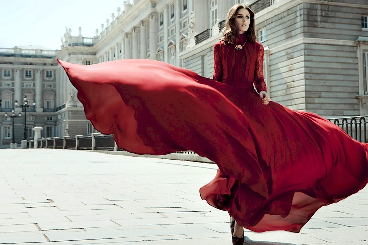 Платье развивается на ветру