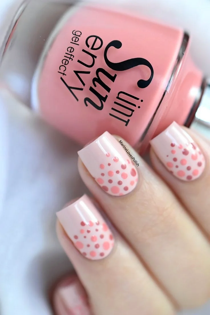 Маникюр в горошек