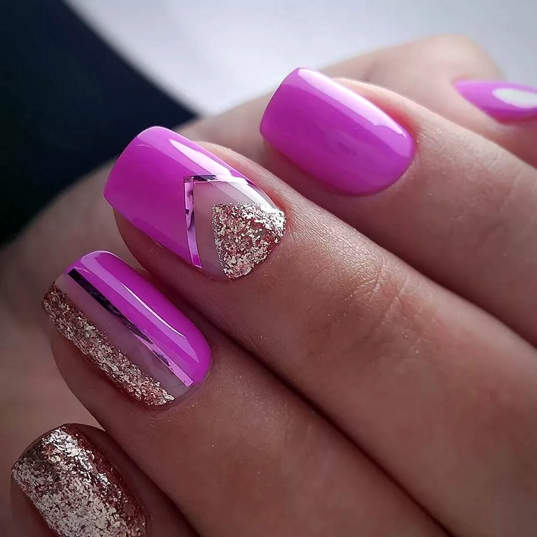 Розовый маникюр