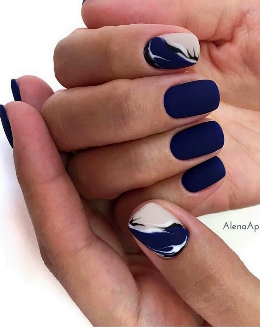 Синий маникюр на короткие квадратные