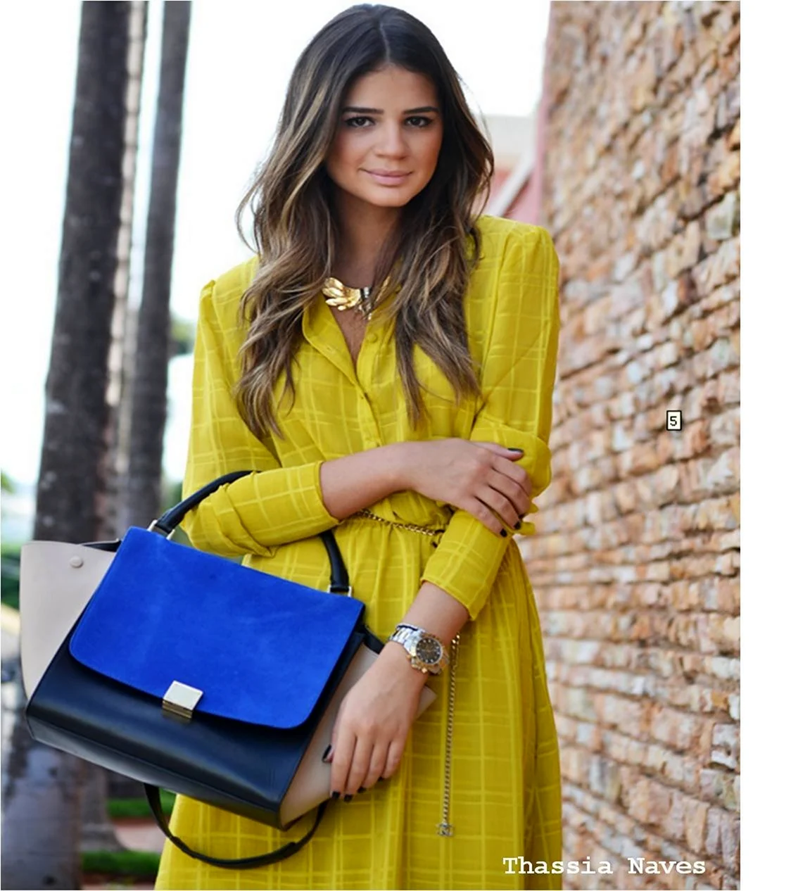 Стильная девушка в желтом