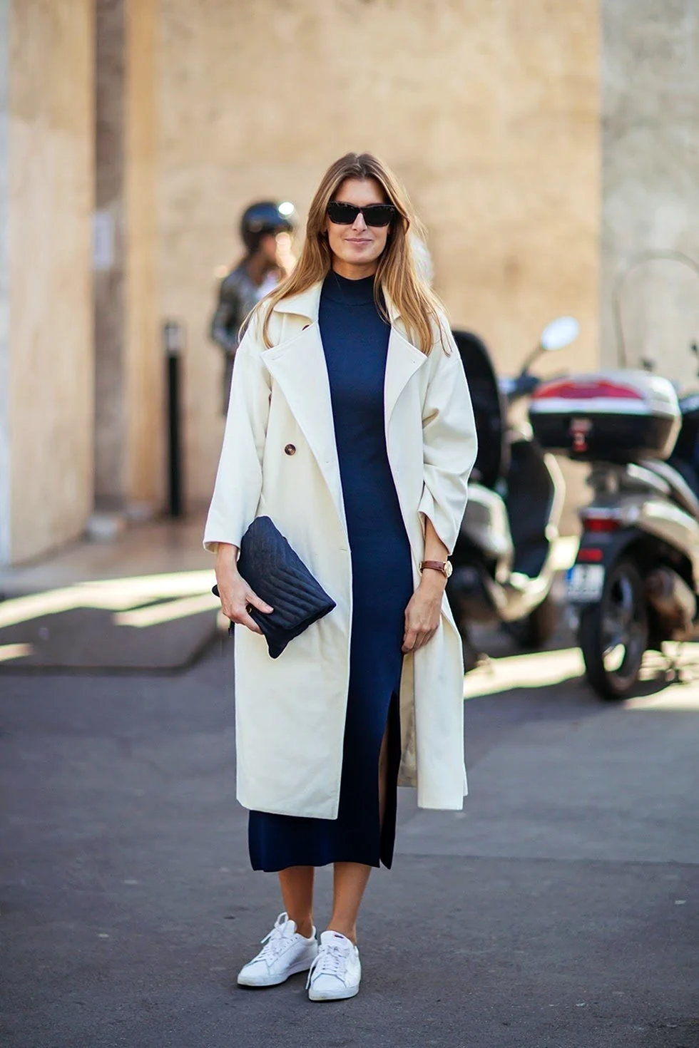 Голубое пальто с кроссовками