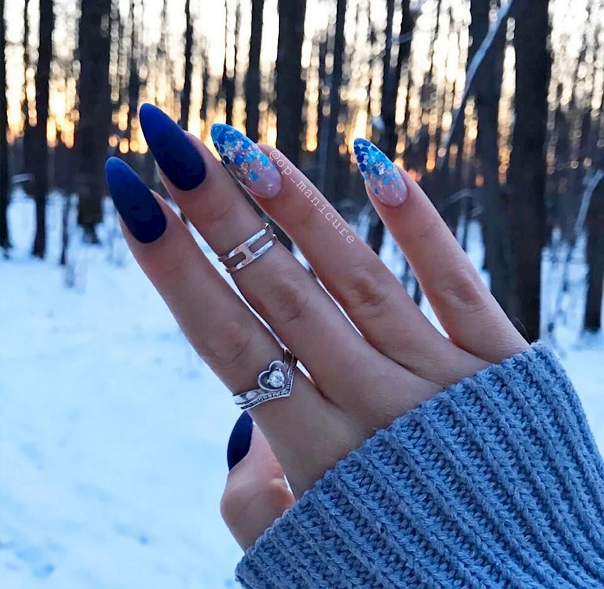 Синий маникюр 2022 миндаль