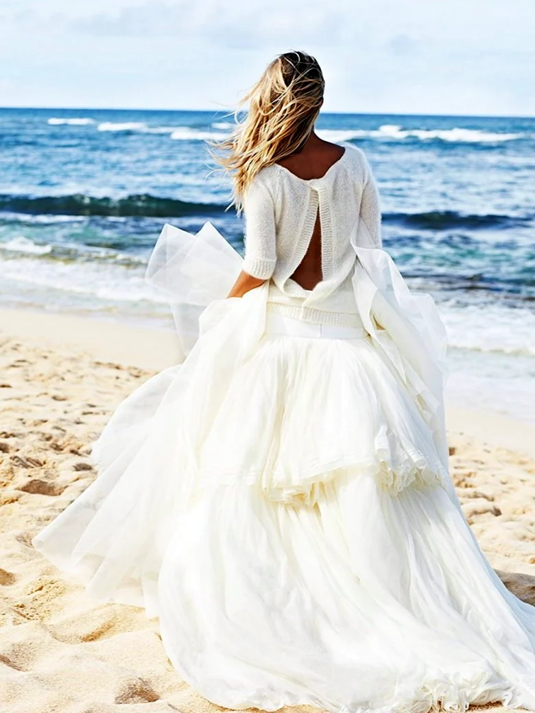 Блондинка в свадебном платье