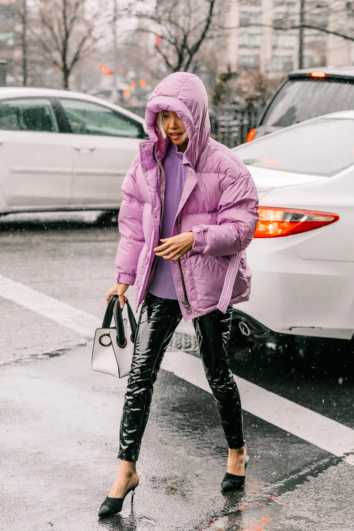 Лук с розовым пуховиком