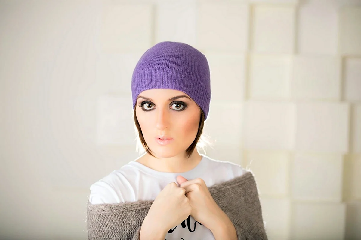Фиолетовая вязаная шапка