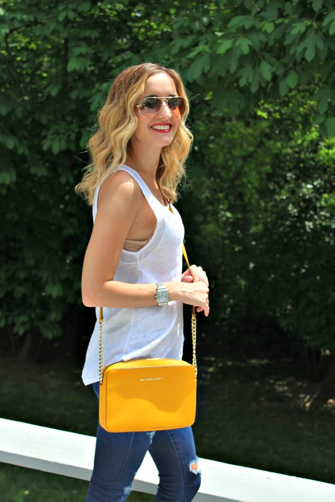 Образ с желтой сумкой