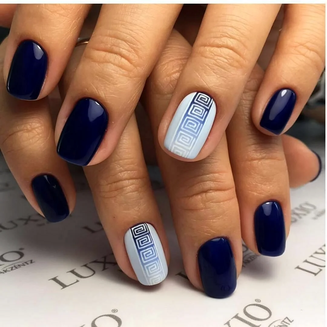 Синий маникюр на короткие