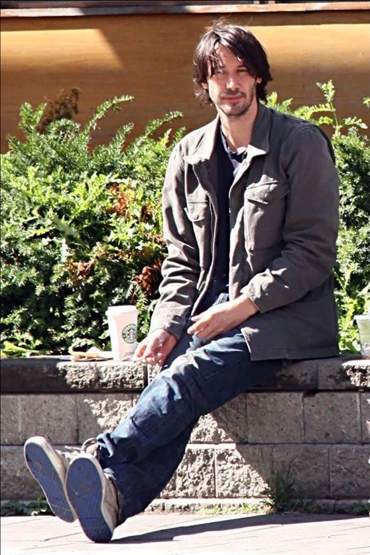 Киану Ривз веселый