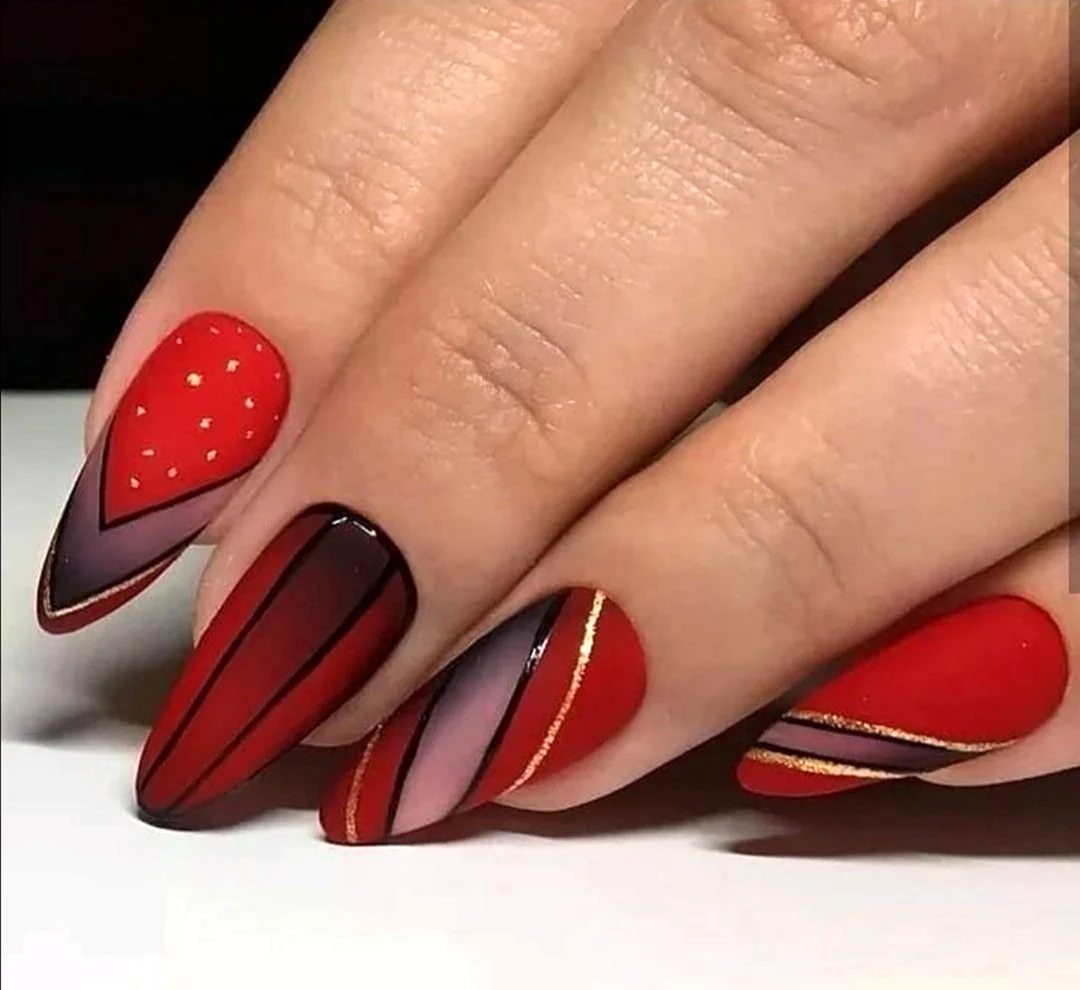 Необычный красный маникюр