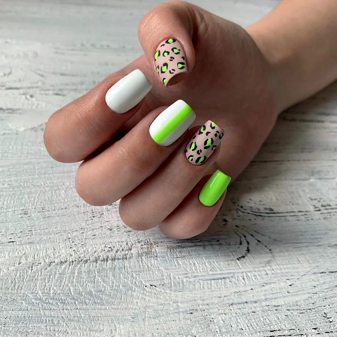 Ногти нежно зелено белые молодежные