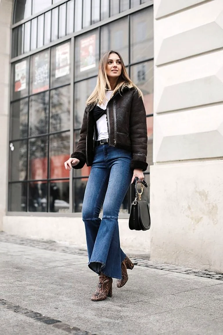 Джинсы клеш с курткой