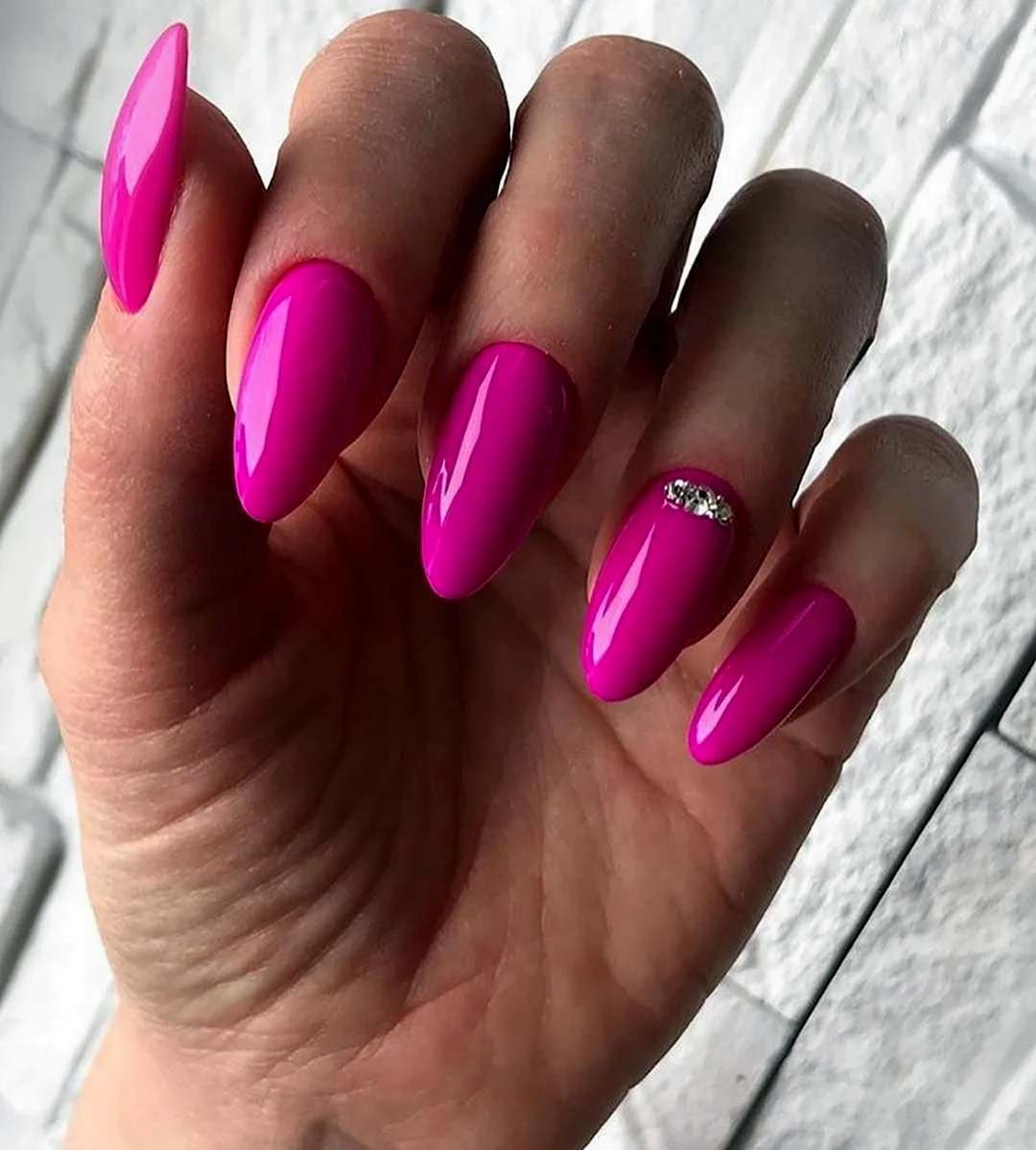 Маникюр фуксия миндаль 2021