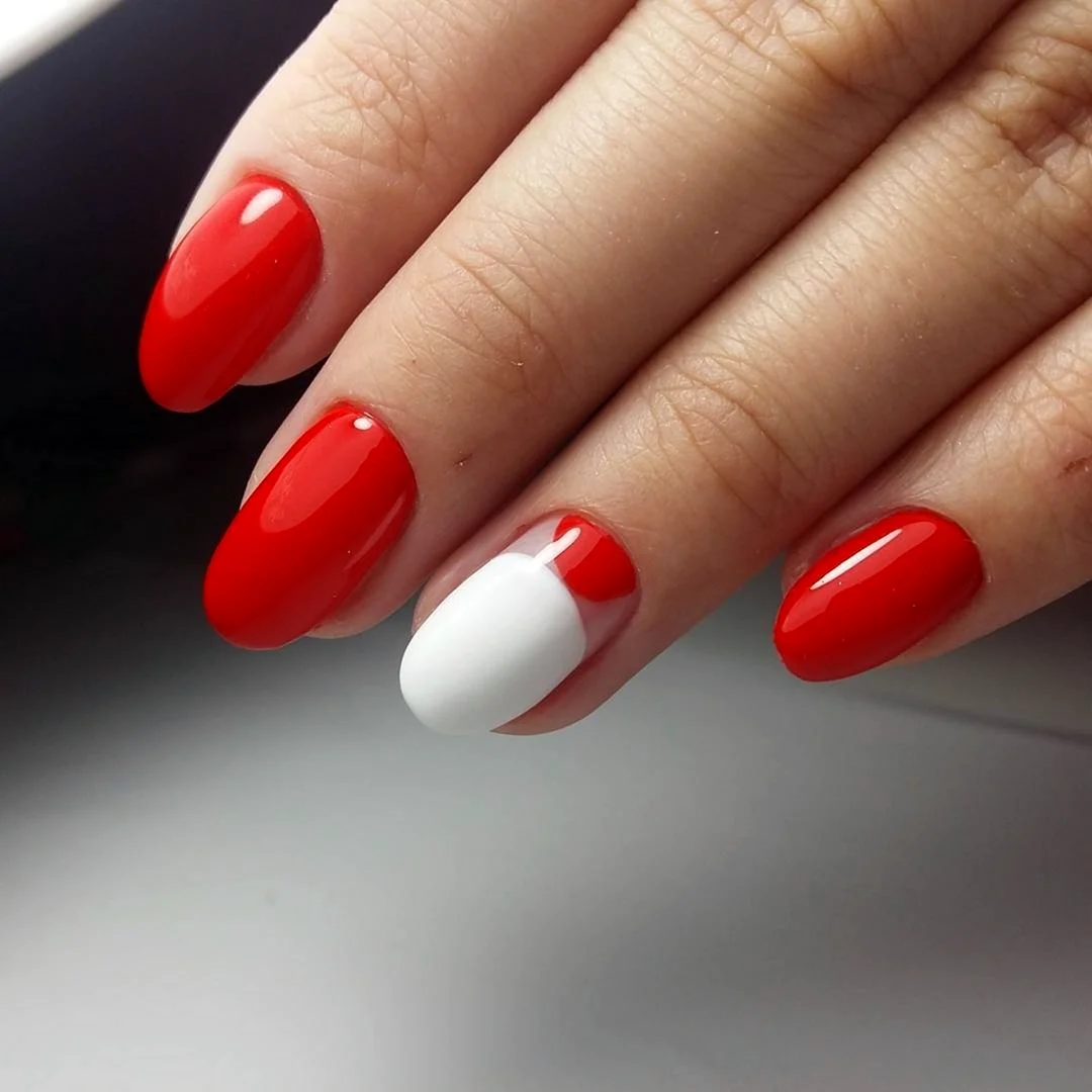 Маникюр красный с белым