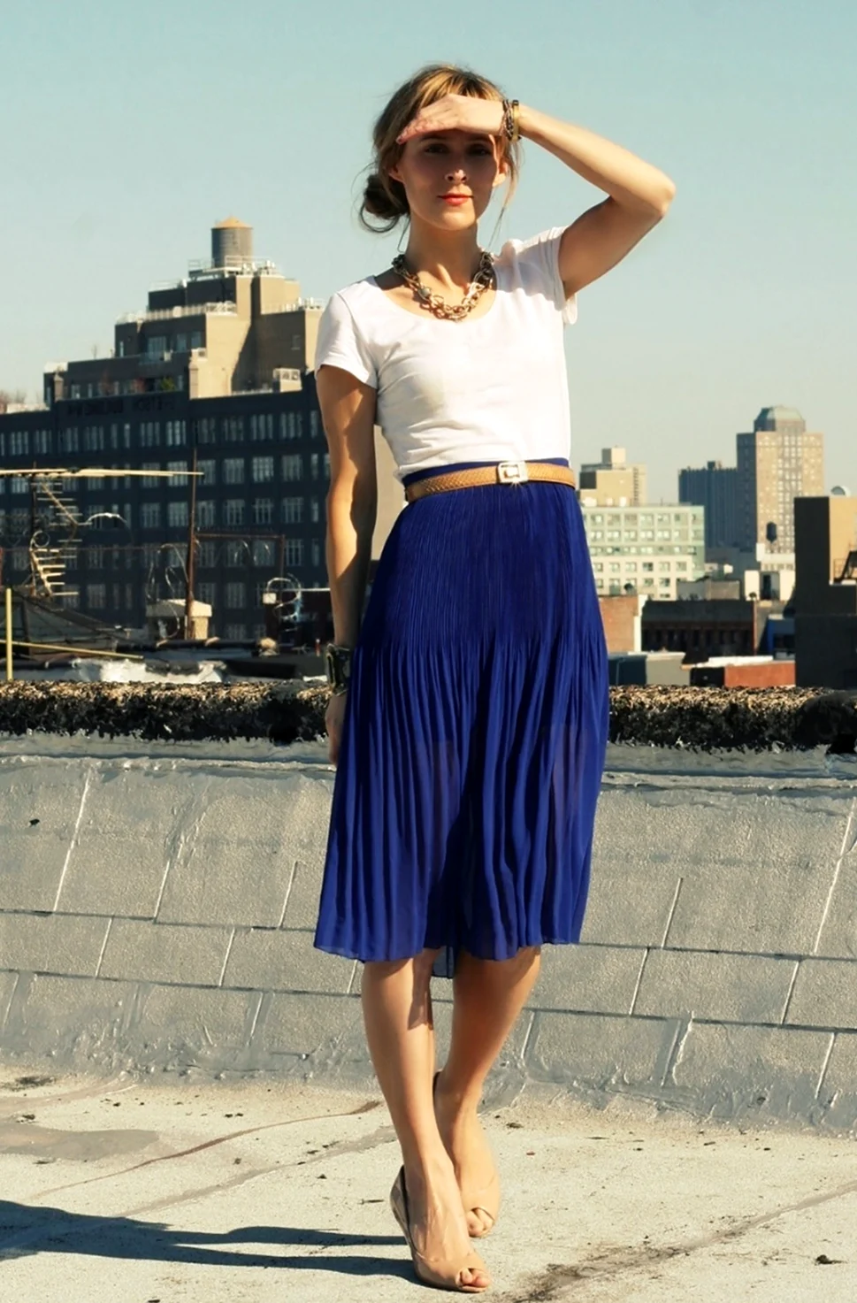 Образы с синей плиссированной юбкой