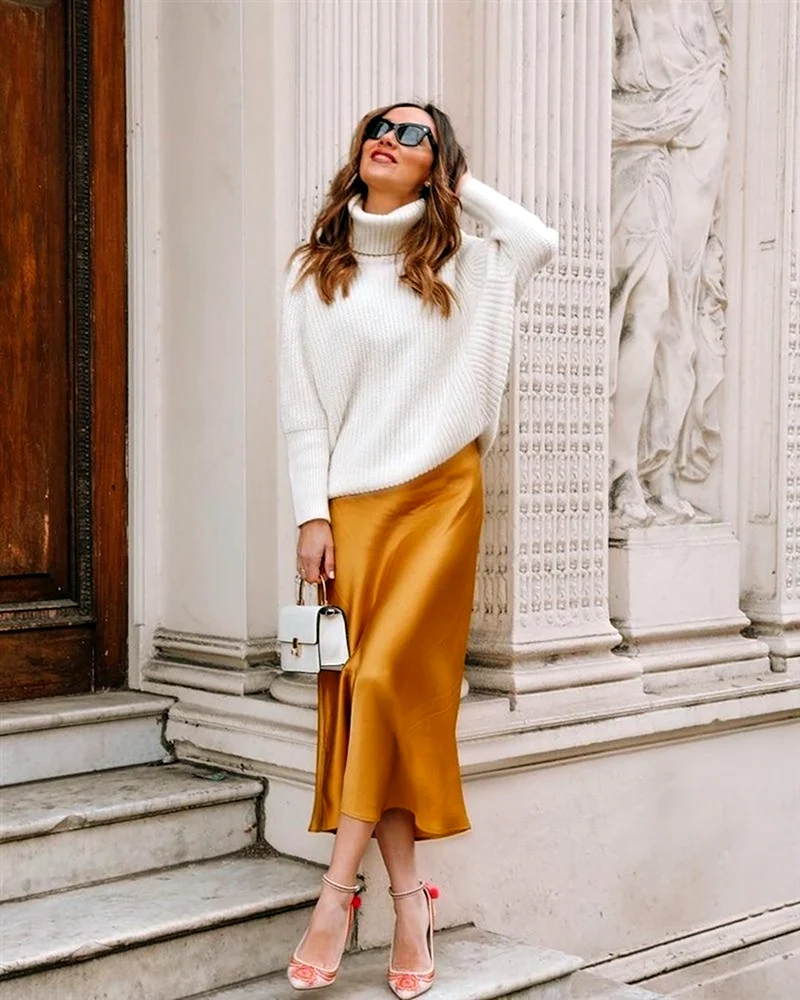 Шелковая юбка со свитером