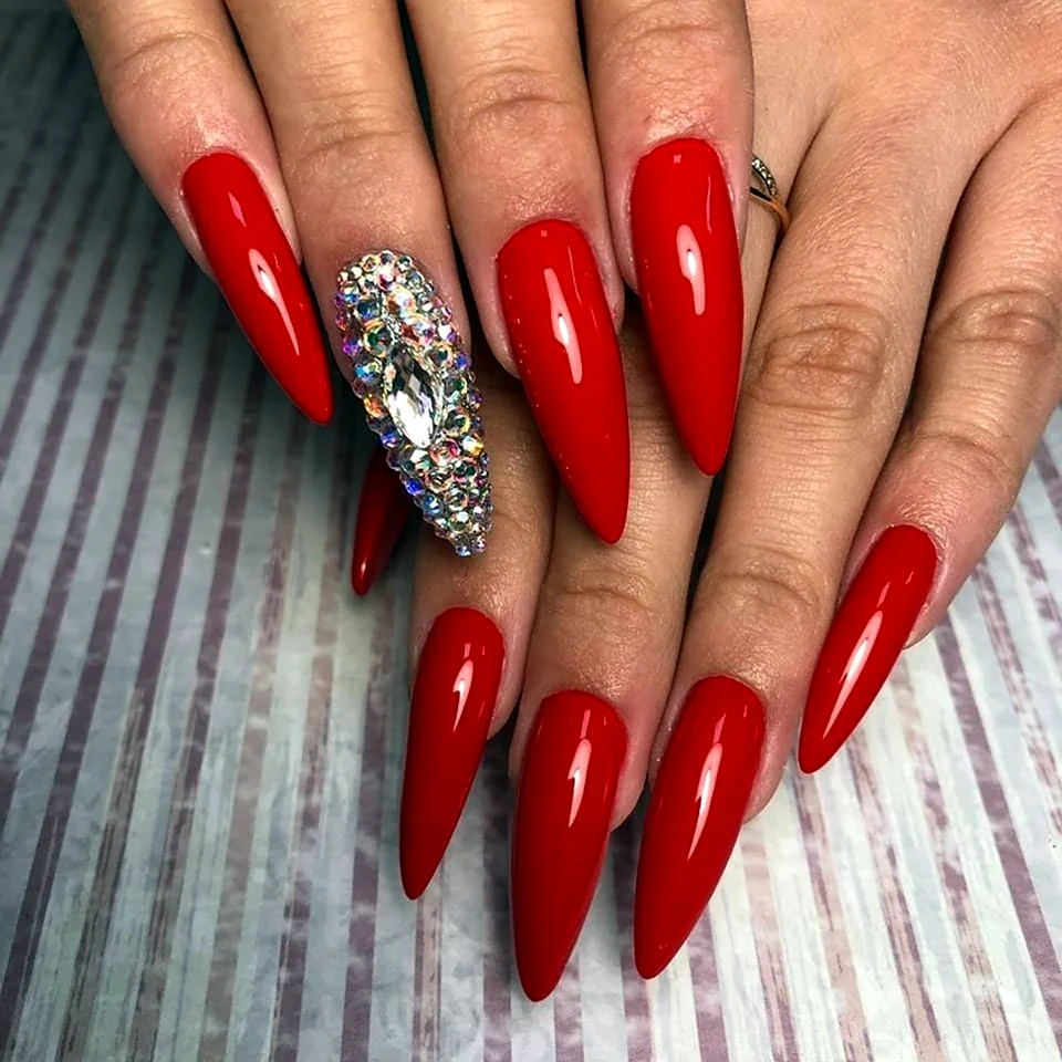 Красные длинные ногти