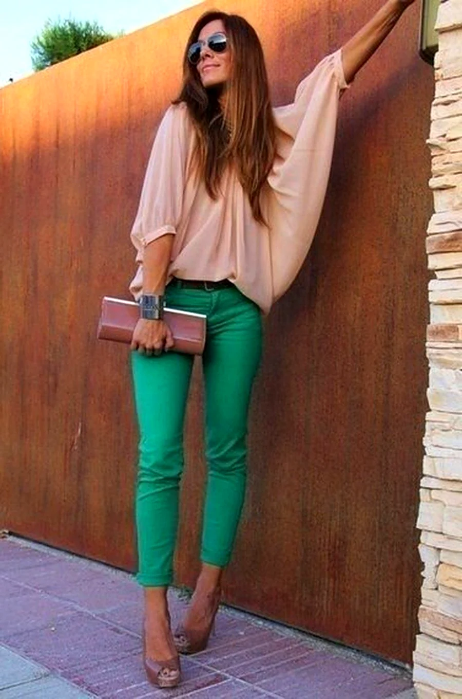 Образ с зелеными брюками