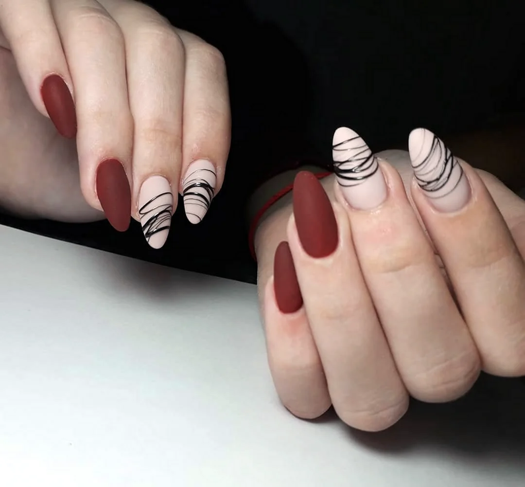 Маникюр на миндалевидные ногти с паутинкой