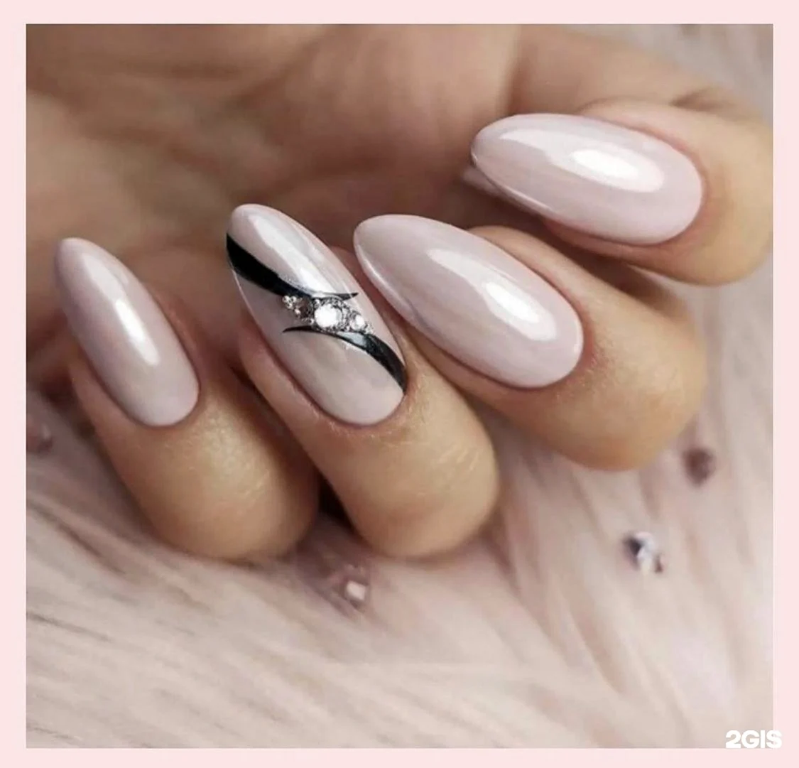 Молочный нюдовый маникюр миндаль
