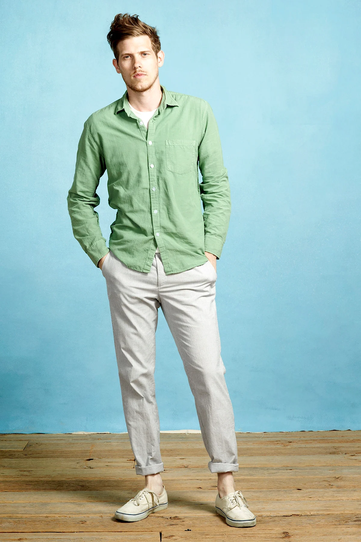 Бежевые брюки и зеленая рубашка