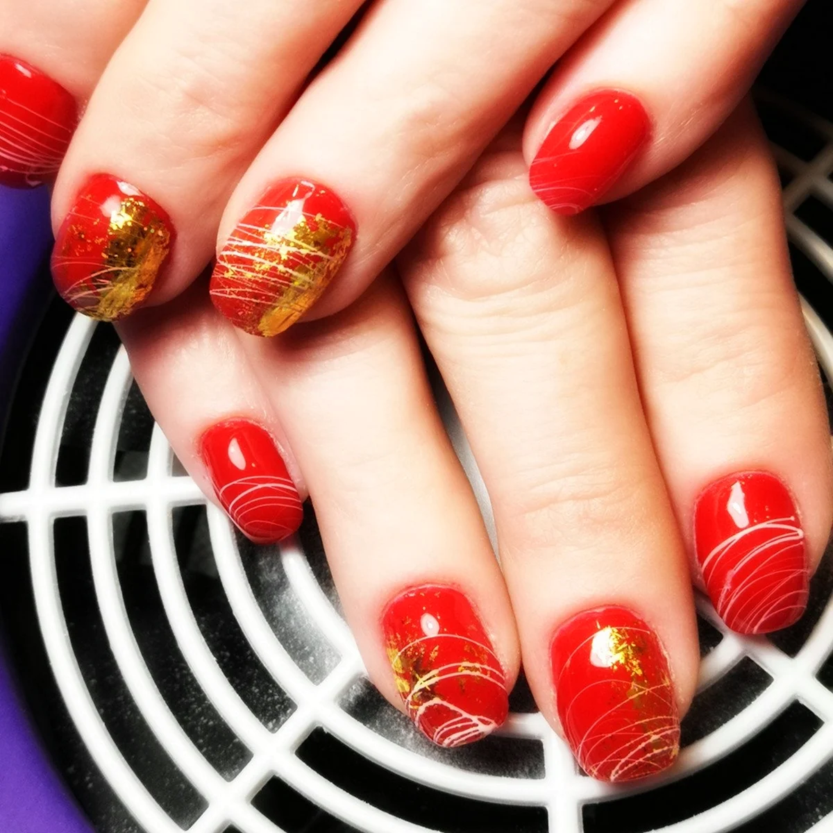 Красные ногти с паутинкой