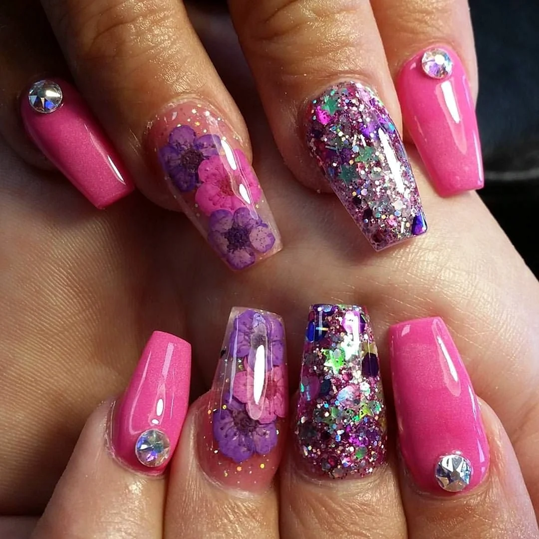 Яркий маникюр слестками