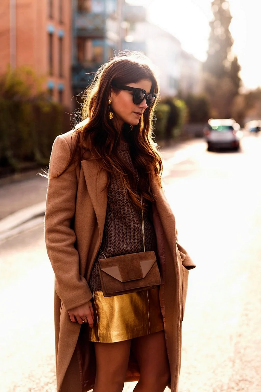 Девушка в коричневом пальто