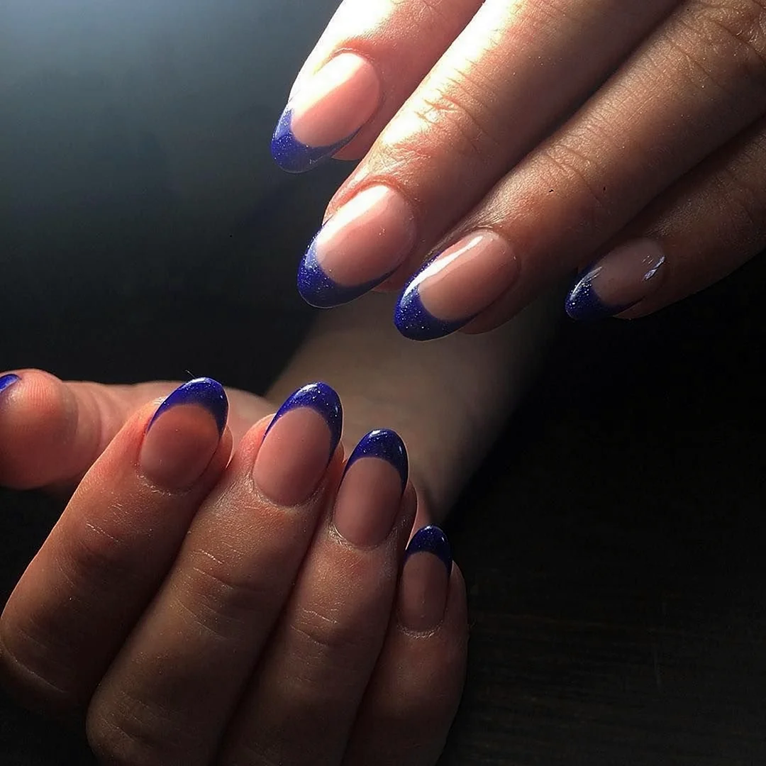 Синий френч с красивым пальчиком многоточка