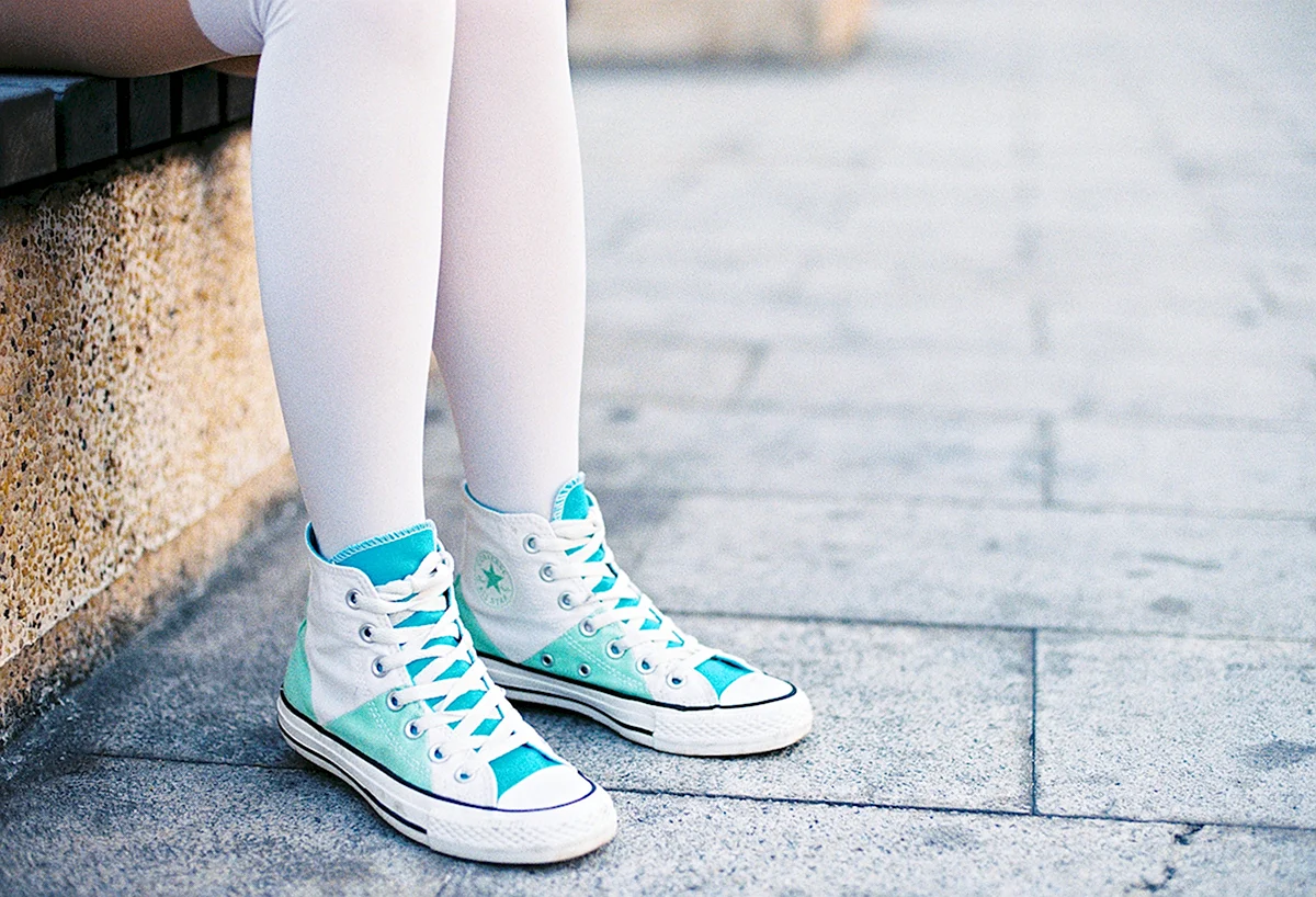 Ноги в кедах